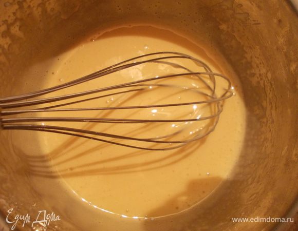 Теперь займемся суфле,для этого взбиваем желтки с ванилью до бела.