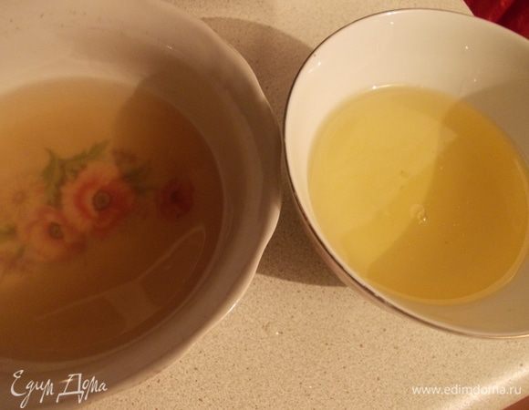 Желатин растворить в воде и разогреть в микроволновке до горячего состояния. Также поступить с медом, чтобы он тоже был горячим.