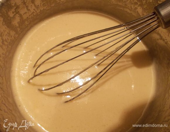 Не переставая взбивать желтки вливаем тонкой струйкой горячий желатин с горячим мёдом.