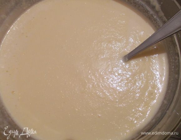 Сыр взбить со сливками и ввести в желтки с мёдом и желатином.