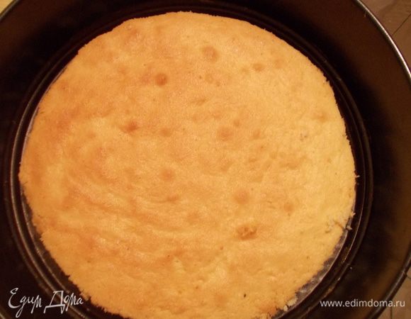 Займемся сборкой торта. Бисквит обрежем около 1 см,не больше, по кругу. отправим  в форму.