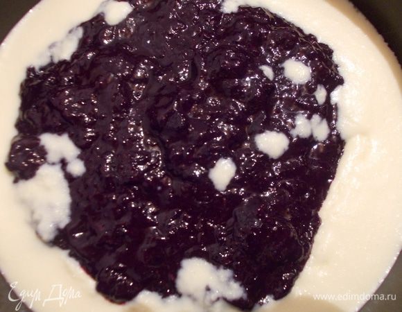 После того,как суфле  застынет в  середину отправляем желе.  а по краю выложим ещё немного суфле.