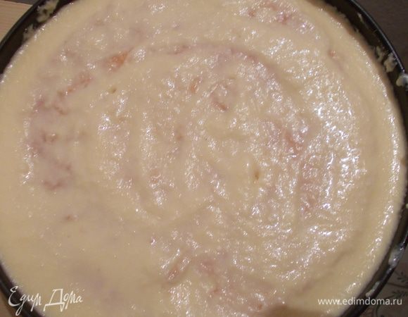 Накрываем сверху бисквитом,который также нужно обрезать по кругу. Сверху выкладываем остальное суфле и отправляем в холодильник на ночь.