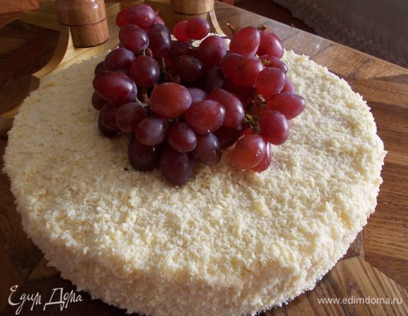 Утром достаем из холодильника, с помощью ножа освобождаем от формы. Трем на терке белый шоколад и щедро посыпаем торт. Украсить фруктами или ягодами по желанию. Друзья,  всем приятного аппетита!!!!!