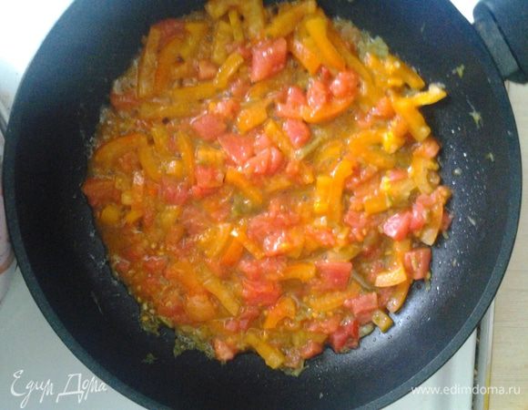 Обжариваем нарезанный перец, добавляем спелый помидор (можно томатную пасту), чеснок.