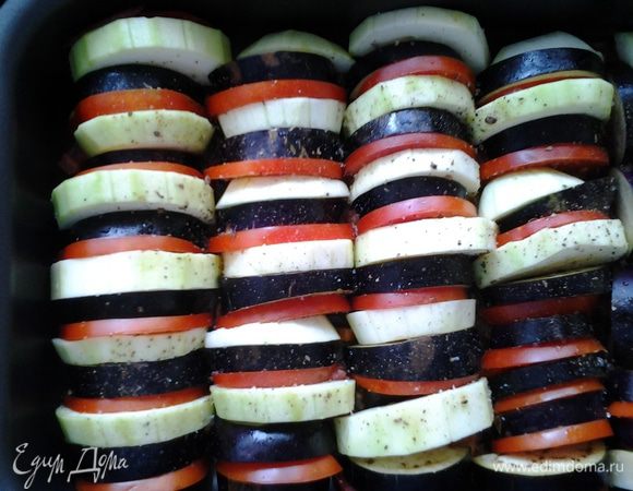 Чистим кабачок, режем его колечками толщиной чуть меньше 1 см. баклажаны и помидоры нарезаем также, выкладываем на противень, чередуя... Можно нарезать полукольцами, если форма для запекания не очень высокая.