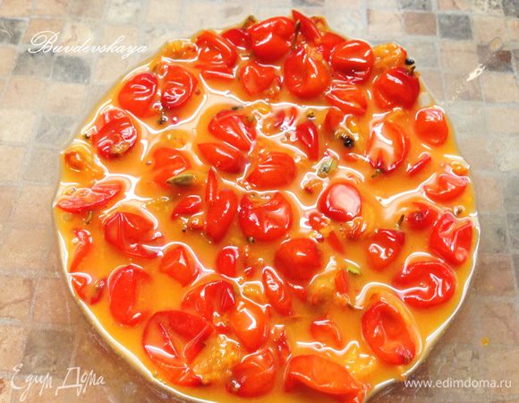 Примерно 100 г облепихи превратите в пюре при помощи толкушки для картофеля или пестика. Если вы используете замороженные ягоды, ее лучше залить небольшим количеством кипятка, чтобы проще было разминать облепиху. Также на этом этапе можно добавить сахарный песок, если вы не используете мед.