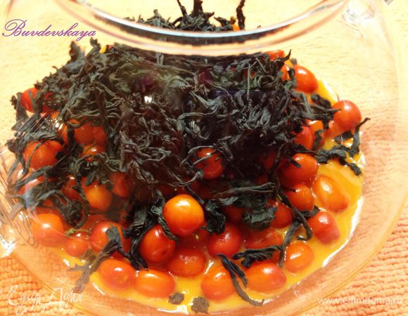 Выложите облепиховое пюре в чайник, добавьте оставшиеся целые ягоды и черный чай.