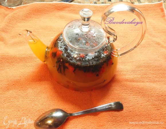 Залейте кипятком и дайте настояться минут 7. Аккуратно перемешайте. Положите в чашки 1 ч. л. меда (можно больше или меньше). Налейте чай через ситечко, размешайте мед.