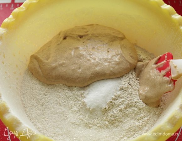 Просеять муку, добавить соль, сахар. Добавить закваску.