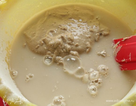 Добавить разведенные в воде дрожжи.