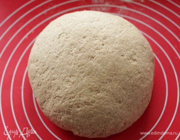 Замесить тесто. Тесто будет липкое, это для ржаного теста нормально, не в коем случае не надо добавлять муки, дать тесту отдохнуть 30 минут, не забудьте накрыть его. теперь надо тесто ещё раз хорошо вымесить при этом надо как бы складывать тесто к середине, это делается для того, чтобы хлеб не очень сильно расползался, а шел в высоту 