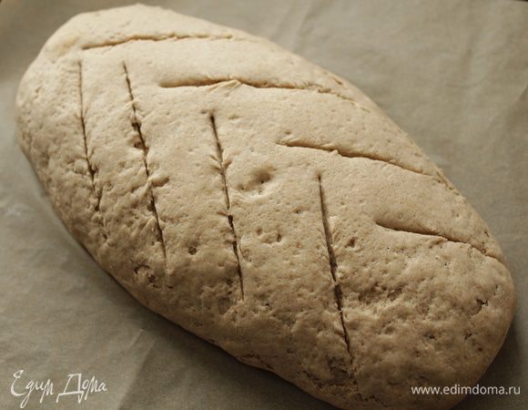 Придаём продолговатую форму, кладем на противень и ставим его подходить пока он не увеличится в 2 раза. А если мы делаем хлеб без дрожжей то оно должно подходить примерно 2 часа. Духовку прогреть на 250 градусов на дно поставить чашку с горячей водой. Острым ножом сделать надрезы. Поставить хлеб в духовку и выпекать его 50- 60 минут. После 15 минут убавить температуру на 190°. Хлеб готов если он звучит пусто, когда мы стучим по низу. Готовый хлеб накрыть полотенцем и остудить хлеб на решётке, ржаной хлеб должен хорошо остыть перед тем как вы его разрежете. 