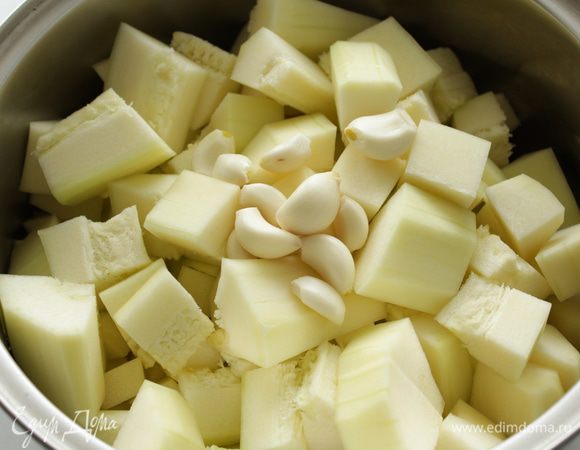 Снимите с кабачков кожуру, выньте семена и нарежьте мякоть на кусочки.