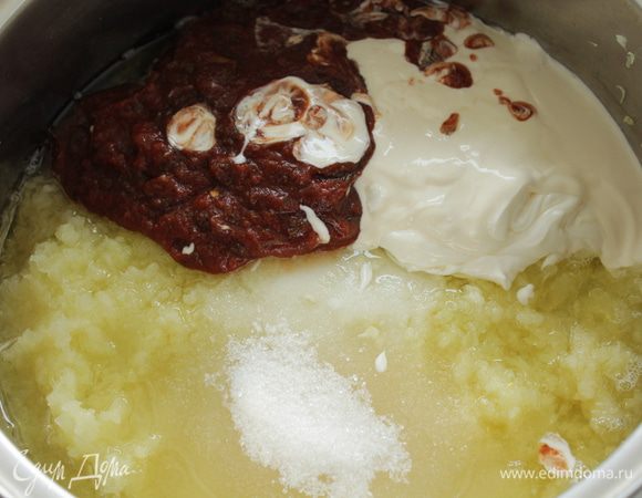 Пропустите через мясорубку вместе с очищенными зубчиками чеснока. Выложите смесь в большую кастрюлю. После этого добавьте майонез, томатный соус, сахарный песок, масло, 2 щепотки перца, посолите и перемешайте.