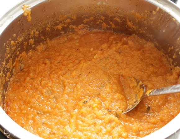 Затем доведите смесь до кипения и тушите на медленном огне 2,5–3 часа. Перед окончанием варки влейте уксус, перемешайте. Разложите овощную массу по стерилизованным банкам и сразу закатайте. Если не заготавливаете на зиму, охладите и подавайте к столу.