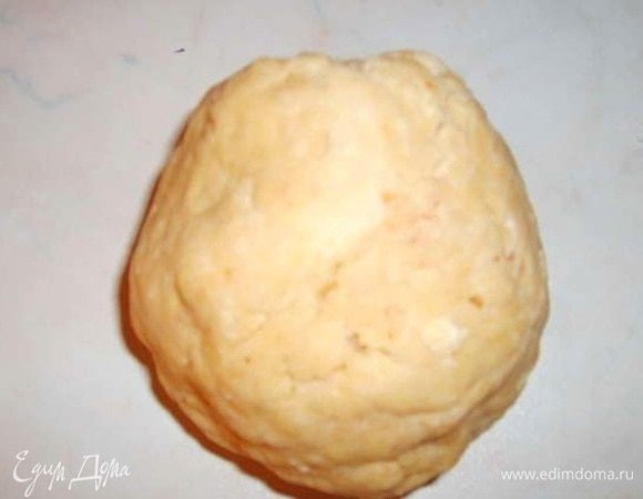 
Тесто замешиваем из перечисленных ингредиентов для него, заворачиваем в пищевую пленку и отправляем в холодильник на 30 минут, а тем временем готовим начинку.
