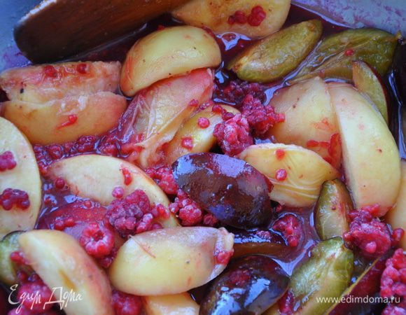  в сковороде растопить 1 ст.л. масла, добавить сливы и персики, сахар и малину, тушим минуты 3-4. Остужаем.
