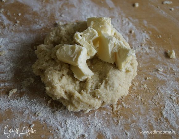 Добавить еще 1 оставшееся яйцо и снова месить до однородной массы. Добавить размягченное сливочное масло. Вымешать тесто.