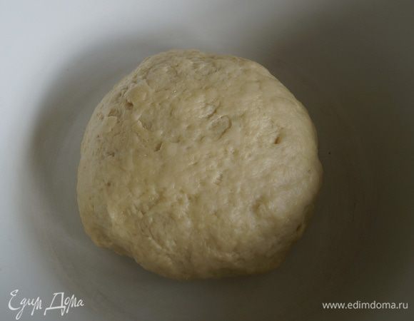 Сформировать тесто в шар, выложить в чашу, накрыть чистым сухим полотенцем и поставить в теплое место на 1,5-2 часа для поднятия теста. Затем обмять его.