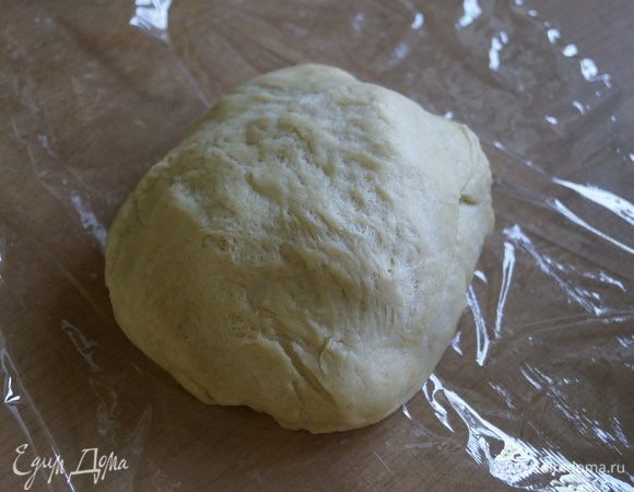 Убрать тесто в холод на 2-3 часа. После этого снова обмять, завернуть в пищевую пленку и убрать на ночь в холодильник.