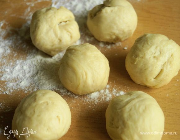 На следующее утро "отдохнувшее" тесто нужно размять на доске присыпанной мукой. Разделить на небольшие шарики.