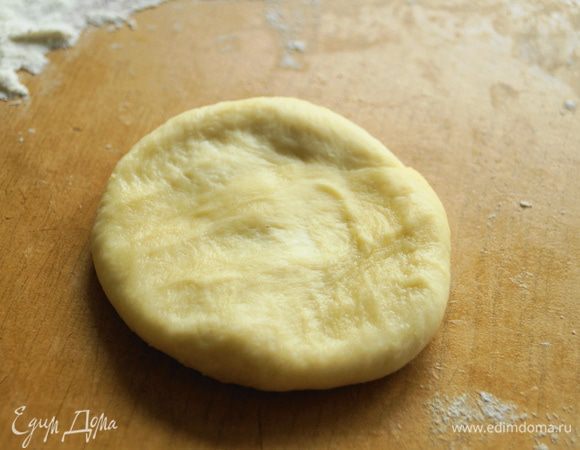 Расплющить шарик ладонью.