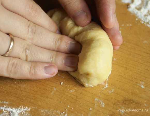 И так продолжать до конца. Теперь также взять крайний правый угол и прижать его к краю теста.