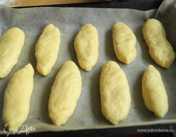 Так сделать с остальными шариками. После чего выложить булочки на противень, застеленный бумагой для выпечки. Накрыть полотенцем и оставить расстояться на 1,5 часа.