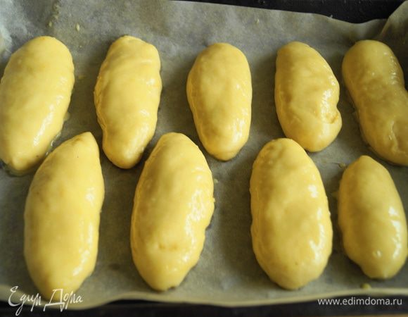 По истечении времени смазать булочки желтком с молоком. И поставить в духовку, разогретую до 200 градусов, выпекаться на 25-30 минут.