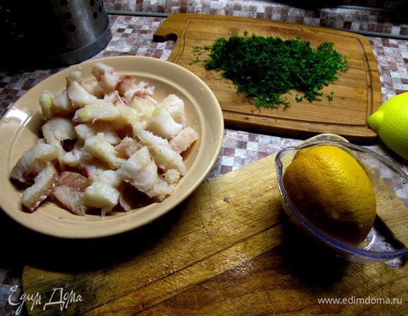 Филе трески нарезаем небольшими кусочками. Внимательно удаляем все косточки, если таковые имеются. К рыбе применяем правило трёх "П" : посолить, поперчить, подкислить. Выжимаем лимон, солим и добавляем рыбные специи.