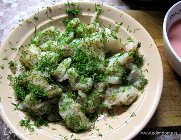 Рыбу обвалять в нарубленном укропе.