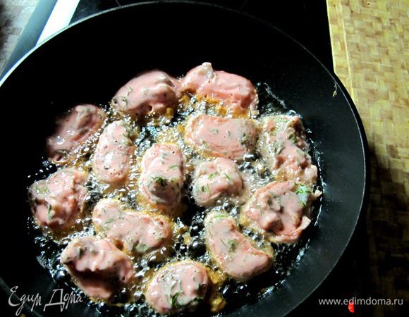 В глубокой сковороде разогреваем масло. Кусочки рыбы обмакиваем в тесто и обжариваем  в горячем масле. Готовую рыбку вынимаем шумовкой и выкладываем на бумажное полотенце, чтобы стекло лишнее масло. Рыбка получается нежной и сочной, а тесто очень насыщенного оранжевого цвета и необыкновенно вкусное.