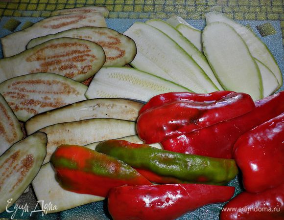 Кабачки и баклажаны нарезать вдоль тонкими пластинами, перец разрезать на 4 части, вынуть семена. Овощи посолить. Баклажанам дать постоять 15 мин. Затем слить образовавшийся сок (горечь) и ополоснуть в холодной воде. 
