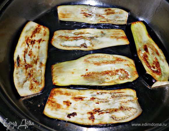 Затем обжариваем баклажаны...