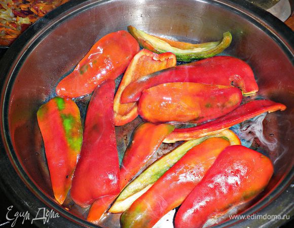 ...и перцы. Дать овощам остыть.