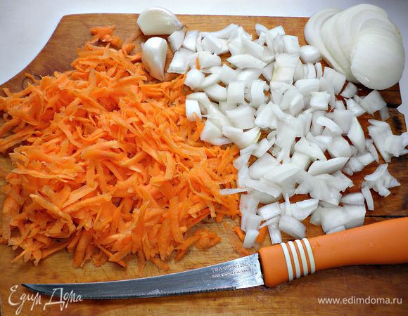 Тем временем измельчаем лук, натираем на крупной тёрке морковь. Всё вместе слегка обжариваем на растительном масле. 