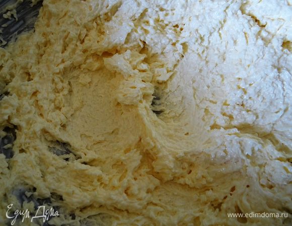 Теплое сливочное масло взбивать миксером  5 минут. Постепенно добавить сахар. Хорошенько взбить. 