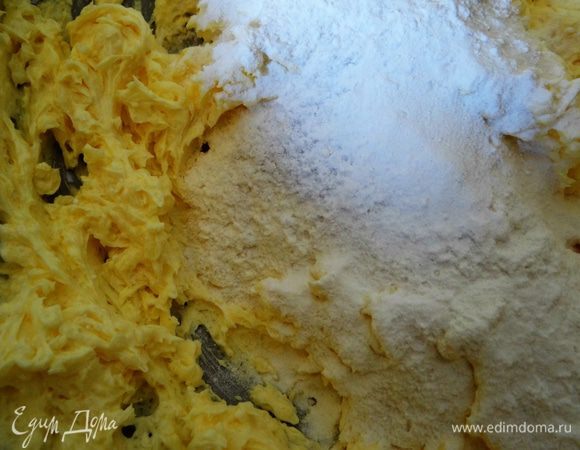 Добавить  просеянную муку, смешанную с разрыхлителем и солью. 