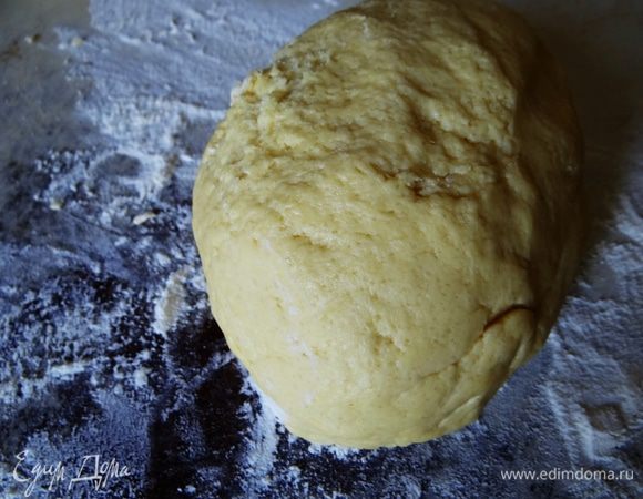 У меня получился большой ком мягкого и нежного теста. Я разделила его на две неравные части. 