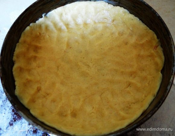 Большую часть я  раскатала, уложила в смазанную растительным маслом форму, сформировала высокие бортики, поставила в холодильник (чтобы не подтаяло).  Меньшую часть теста будем использовать позже. Также советую поставить ее в холод. 