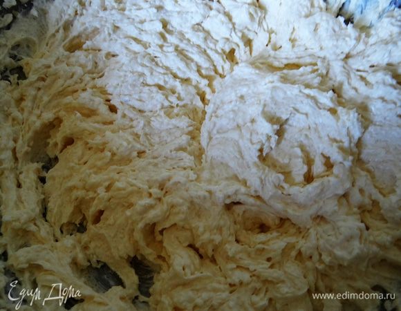 Свежую сметану взбить с сахаром. 