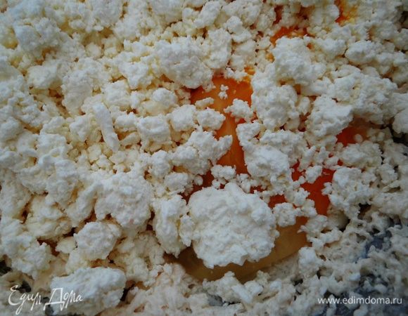 Добавить яйца и протертый сквозь сито творог (я не люблю эту процедуру, и каждый раз ее пропускаю). Взбить. 