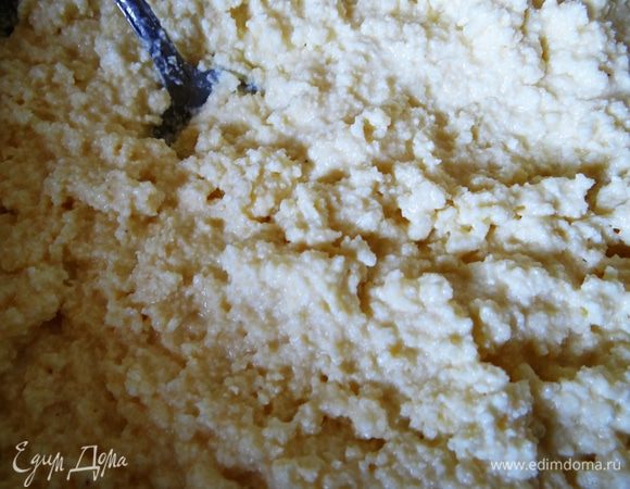 Добавить манку. Хорошенько перемешать и оставить на время.