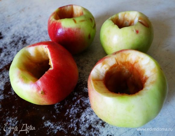 Займемся яблоками. Помыть, обсушить, вырезать сердцевину. 