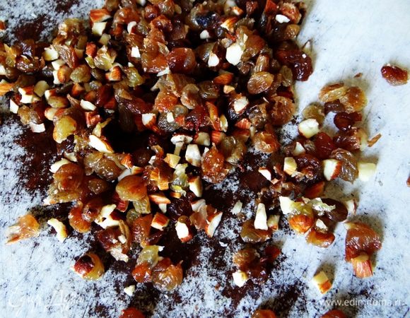 Изюм с орехами порубить ножом. 