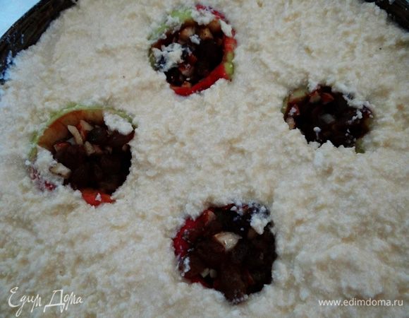 Сверху выложить творог.