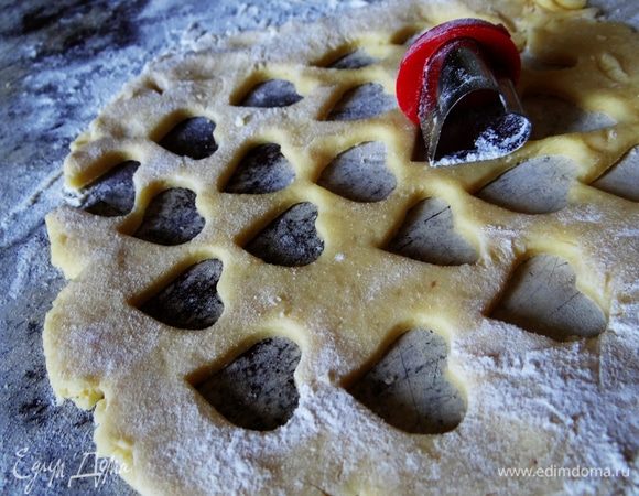 Достаем меньшую часть теста и включаем фантазию. У меня есть такая штучка для печенья..