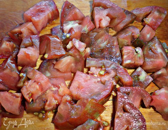 Нарезаем небольшими кусочками помидор. Я использовала сочный, бурый овощ!