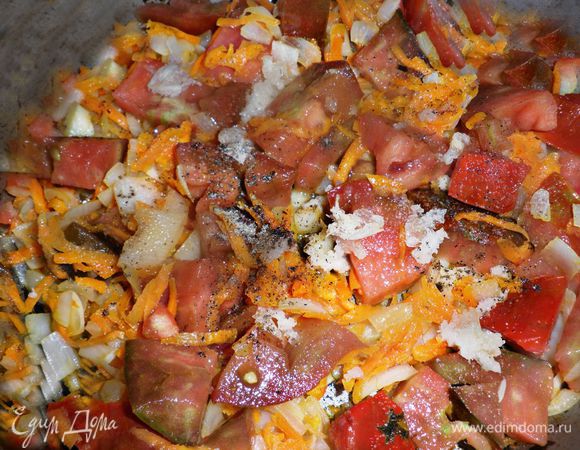 Добавляем в сковороду  нарезанный помидор, солим, перчим, добавляем измельчённый чеснок и смесь любимых трав (я использовала смесь итальянских трав). Тушим 3 мин., снимаем с плиты и даём остыть.